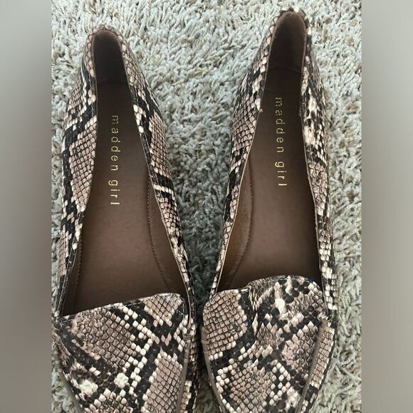 MADDEN GIRL SLIP ON SHOES LOAFERS WOMEN SIZE 7 SNAKESKIN PRINT FLATS CREAM/BLACK - Picture 2 of 7